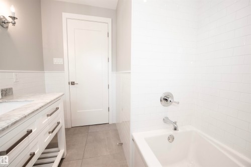 12107 131 Avenue Nw, Edmonton, AB - Indoor Photo Showing Bathroom