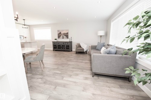 12107 131 Avenue Nw, Edmonton, AB - Indoor Photo Showing Living Room