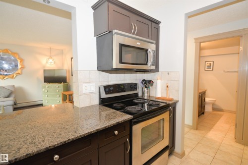 #1 10710 84 Av Nw, Edmonton, AB - Indoor Photo Showing Kitchen
