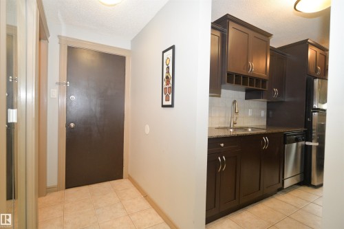 #1 10710 84 Av Nw, Edmonton, AB - Indoor Photo Showing Kitchen