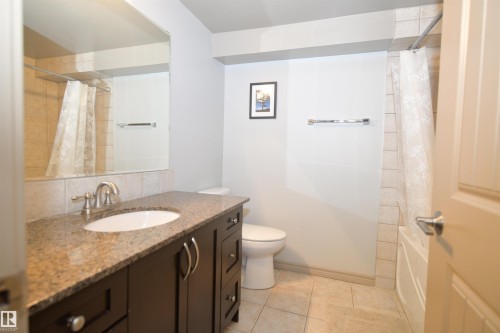 #1 10710 84 Av Nw, Edmonton, AB - Indoor Photo Showing Bathroom