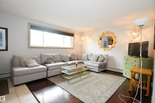 #1 10710 84 Av Nw, Edmonton, AB - Indoor Photo Showing Living Room