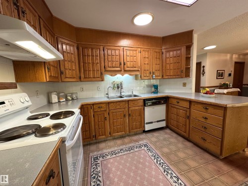 2340 28 Avenue Sw, Edmonton, AB - Indoor Photo Showing Kitchen With Double Sink
