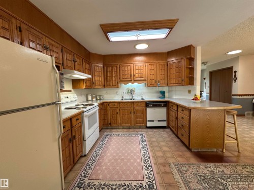 2340 28 Avenue Sw, Edmonton, AB - Indoor Photo Showing Kitchen With Double Sink