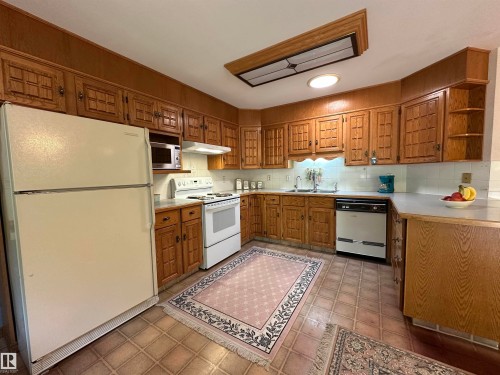 2340 28 Avenue Sw, Edmonton, AB - Indoor Photo Showing Kitchen