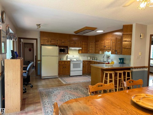 2340 28 Avenue Sw, Edmonton, AB - Indoor Photo Showing Kitchen