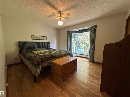 2340 28 Avenue Sw, Edmonton, AB - Indoor Photo Showing Bedroom