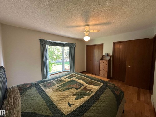 2340 28 Avenue Sw, Edmonton, AB - Indoor Photo Showing Bedroom
