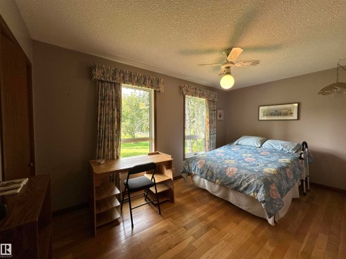 2340 28 Avenue Sw, Edmonton, AB - Indoor Photo Showing Bedroom