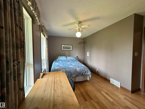 2340 28 Avenue Sw, Edmonton, AB - Indoor Photo Showing Bedroom