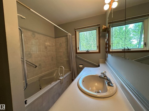 2340 28 Avenue Sw, Edmonton, AB - Indoor Photo Showing Bathroom