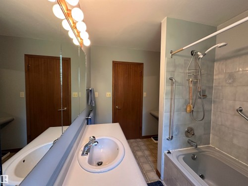 2340 28 Avenue Sw, Edmonton, AB - Indoor Photo Showing Bathroom