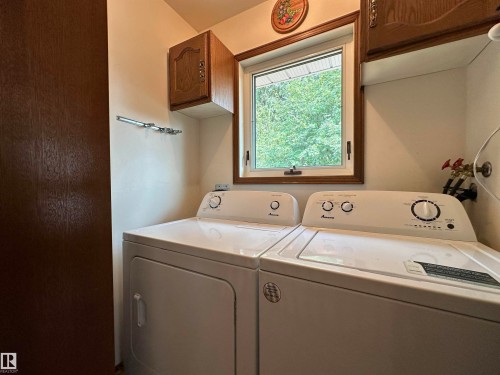 2340 28 Avenue Sw, Edmonton, AB - Indoor Photo Showing Laundry Room
