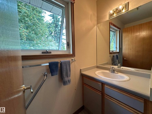 2340 28 Avenue Sw, Edmonton, AB - Indoor Photo Showing Bathroom