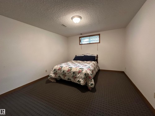 2340 28 Avenue Sw, Edmonton, AB - Indoor Photo Showing Bedroom