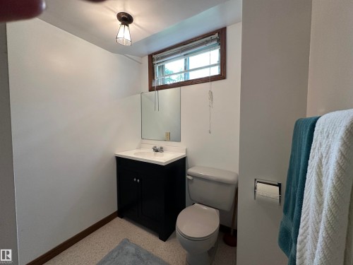2340 28 Avenue Sw, Edmonton, AB - Indoor Photo Showing Bathroom