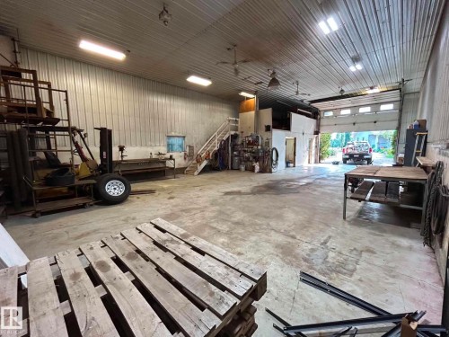 2340 28 Avenue Sw, Edmonton, AB - Indoor Photo Showing Garage