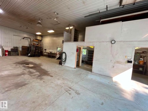 2340 28 Avenue Sw, Edmonton, AB - Indoor Photo Showing Garage