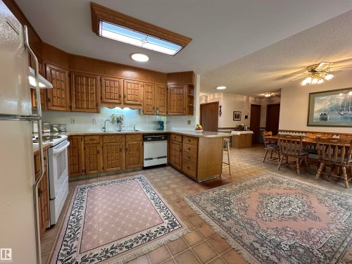 2340 28 Avenue Sw, Edmonton, AB - Indoor Photo Showing Kitchen