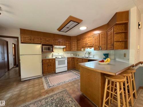 2340 28 Avenue Sw, Edmonton, AB - Indoor Photo Showing Kitchen
