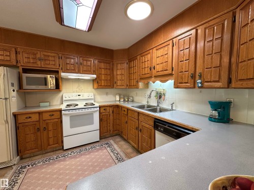 2340 28 Avenue Sw, Edmonton, AB - Indoor Photo Showing Kitchen With Double Sink