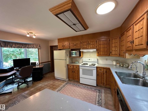 2340 28 Avenue Sw, Edmonton, AB - Indoor Photo Showing Kitchen With Double Sink