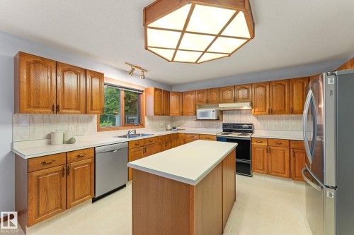 11 Heritage Boulevard, St. Albert, AB - Indoor Photo Showing Kitchen With Double Sink