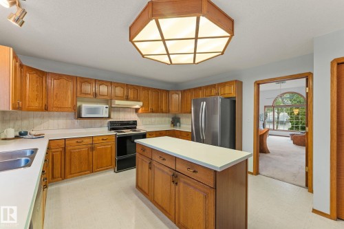 11 Heritage Boulevard, St. Albert, AB - Indoor Photo Showing Kitchen With Double Sink