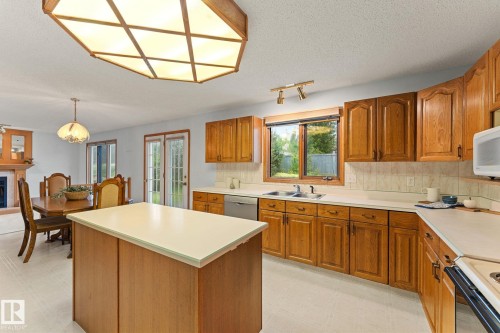 11 Heritage Boulevard, St. Albert, AB - Indoor Photo Showing Kitchen With Double Sink