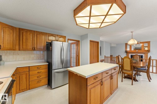 11 Heritage Boulevard, St. Albert, AB - Indoor Photo Showing Kitchen