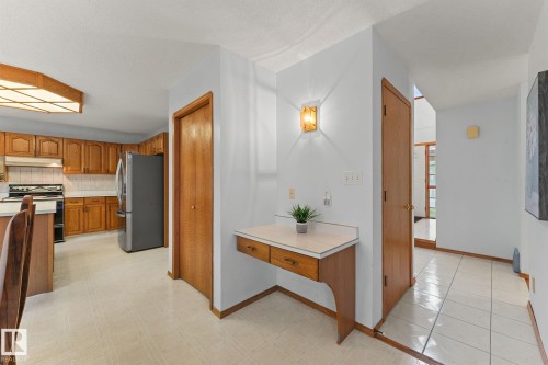 11 Heritage Boulevard, St. Albert, AB - Indoor Photo Showing Kitchen