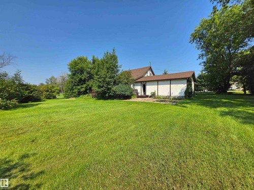 Expansive green lawn with mature trees - 3003 Park Avenue, Mallaig, AB - Outdoor
