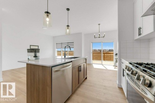1116 Cristall Crescent Sw, Edmonton, AB - Indoor Photo Showing Kitchen With Upgraded Kitchen