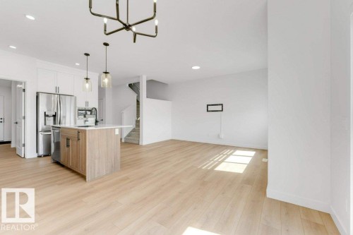 1116 Cristall Crescent Sw, Edmonton, AB - Indoor Photo Showing Kitchen