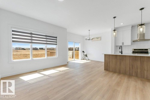 1116 Cristall Crescent Sw, Edmonton, AB - Indoor Photo Showing Kitchen