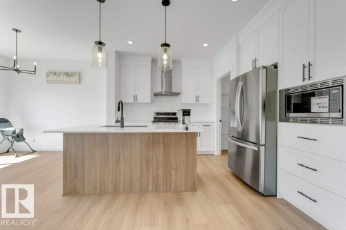 1116 Cristall Crescent Sw, Edmonton, AB - Indoor Photo Showing Kitchen With Upgraded Kitchen