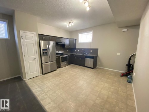 122 142 Selkirk Place, Leduc, AB - Indoor Photo Showing Kitchen