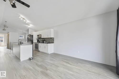 14072 151 Avenue Nw, Edmonton, AB - Indoor Photo Showing Kitchen