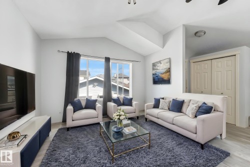 14072 151 Avenue Nw, Edmonton, AB - Indoor Photo Showing Living Room