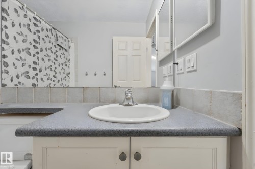 14072 151 Avenue Nw, Edmonton, AB - Indoor Photo Showing Bathroom