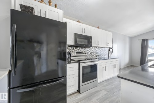 14072 151 Avenue Nw, Edmonton, AB - Indoor Photo Showing Kitchen