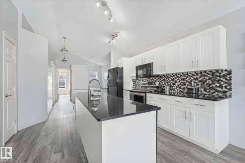 14072 151 Avenue Nw, Edmonton, AB - Indoor Photo Showing Kitchen With Upgraded Kitchen