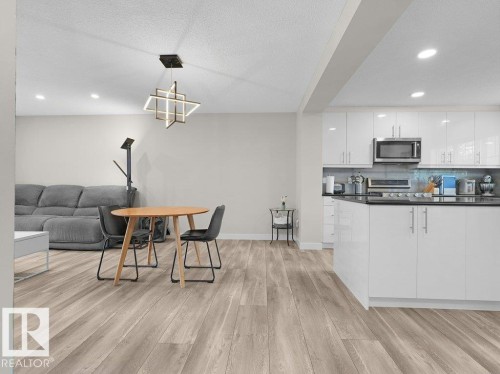 #32 1005 Graydon Hill Bv Sw, Edmonton, AB - Indoor Photo Showing Kitchen
