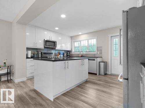 #32 1005 Graydon Hill Bv Sw, Edmonton, AB - Indoor Photo Showing Kitchen