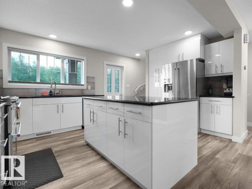 #32 1005 Graydon Hill Bv Sw, Edmonton, AB - Indoor Photo Showing Kitchen With Upgraded Kitchen