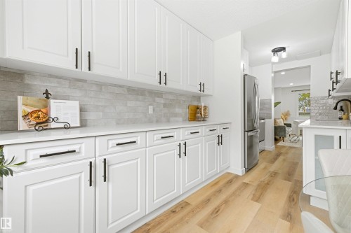 414 Village On The Green Nw, Edmonton, AB - Indoor Photo Showing Kitchen