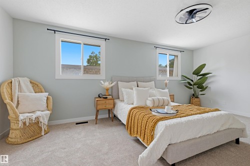 414 Village On The Green Nw, Edmonton, AB - Indoor Photo Showing Bedroom