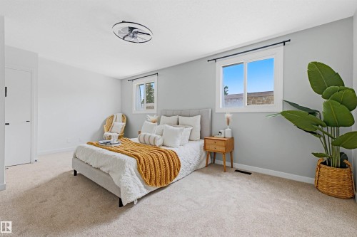 414 Village On The Green Nw, Edmonton, AB - Indoor Photo Showing Bedroom