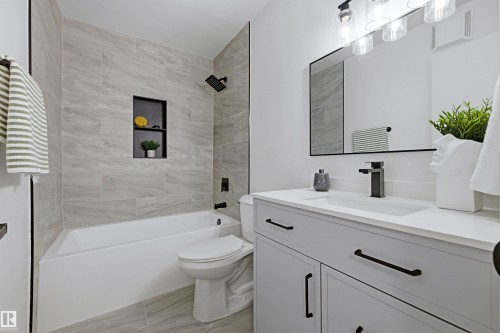 414 Village On The Green Nw, Edmonton, AB - Indoor Photo Showing Bathroom