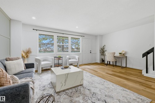 414 Village On The Green Nw, Edmonton, AB - Indoor Photo Showing Living Room
